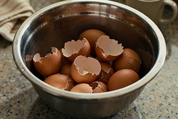 Feltört tojáshéjak egy tálban